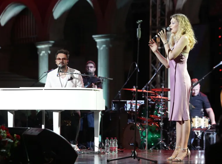 2019. - Izgleda da nijedan koncert Petra Graše te famozne 2019. godine nije mogao proći bez gostovanja njegove mlade kolegice, odnosno buduće žene i majke njegova prvog djeteta. Inače, kako se bliži samo vjenčanje i izvori bliski paru otkrivaju nove informacije. Tako je poznato da se par već složio oko imena djeteta. 
