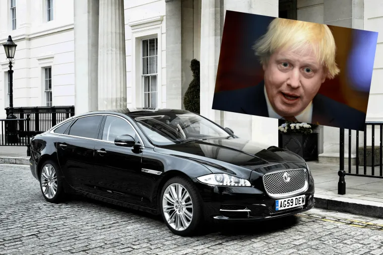 I britanski premijer Boris Johnson kupuje domaće. Tako je njegova krstarica luksuzni Jaguar XJ LWB Sentinel. Procjenjuje se da košta oko 300.000 funti, a ima niz sigurnosnih značajki, uključujući čeličnu ploču od 13 mm otpornu na eksploziju ispod karoserije, kabine obložene titanom i kevlarom, oklopne prozore s kaljenim polikarbonatnim staklom otpornim na metke i gume koje mogu voziti i probušene. Jaguar je opremljen i samostalnim dovodom kisika, kako bi zaštitili premijera i druge putnike od kemijskog ili biološkog napada. Automobil ima 5,0-litreni benzinski motor s kompresorom koji proizvodi 503 KS i maksimalnom brzinom od 195 km/h, a &quot;stotku&quot; dostiže za 9,4 sekundi. Dodajmo da su britanski premijeri oduvijek preferirali domaće automobile pa se tako u njihovoj garaži znao naći i poneki Rover.