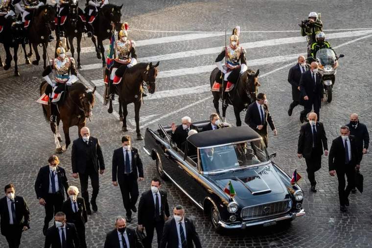 Najviše stila, očekivano, ima talijanski predsjednik Sergio Mattarella. Tako je nedavnu novu inauguraciju proslavio vozeći se ulicama Rima u legendarnom automobilu - Lancia Flaminia 335. Riječ je o povijesnom modelu koji je poznati dizajner PininFarina izradio između 1960. i 1961. godine u četiri primjerka plave boje, s karoserijom Landaulet cabriolet. Lancia je restaurirana 2001. te je korištena za službene ceremonije kao što je proslava dana dolaska Republike u Italiji i inauguracija novog predsjednika. Predsjednička limuzina opremljena je 2,5-litrenim V6 benzinskim motorom koji razvija 102 KS. Uz dvije Flaminije, predsjednik Republike može računati i na Maserati Quattroporte u “institucionalno plavoj boji” s crnom unutrašnjosti u koži Pieno Fiore i nekoliko specifičnih modifikacija, počevši od oklopa. Njega pak Mattarella koristi za dulja putovanja jer ga pokreće twin-turbo V8 motor od 530 KS. 