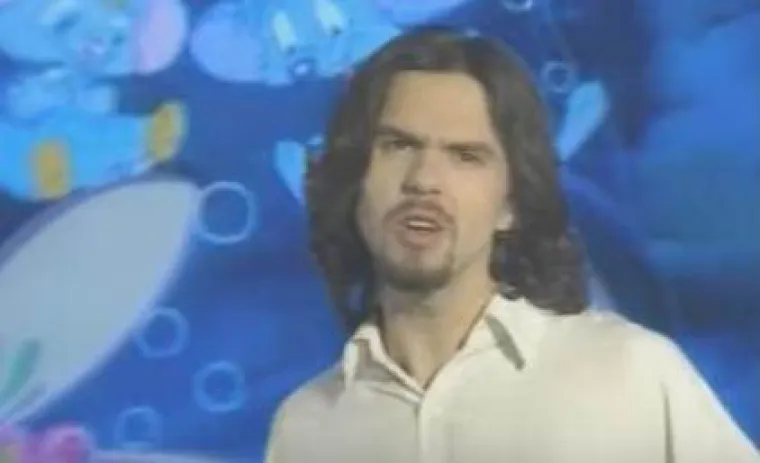 1997. - Petar Grašo već godinama slovi kao jedan od najvećih šarmera na hrvatskoj glazbenoj sceni. Iako ga danas rijetko viđamo bez naočala, nekada je pak duga kosa bila njegov zaštitni znak. Svoju prvu pjesmu napisao je sa samo 16 godina te ju je dao, nikom drugom, nego pokojnom Oliveru. Naime, Oliver je s &quot;Boginjom&quot; nastupio na Dori 1995. godine i osvojio 2. mjesto, a na njegovom albumu našla se i Grašina pjesma &quot;Vrime Božje&quot;, što ga etablira kao jednog od najtalentiranijih mladih autora. Svoju samostalnu karijeru počinje već 1996. kada s pjesmom &quot;Trebam nekoga&quot;  premoćno pobjeđuje na Zadarfestu 1996. Krajem devedesetih započinje i suradnju s bračnim parom Huljić. Inače, Grašo je svoju buduću ženu, Hanu, upoznao 1995., kada je ona imala samo 5 godina. Iste godine upoznaje i Danijelu Martinović, s kojom će u vezi provesti skoro 25 godina. Upravo Danijela 1998. godine pobjeđuje na Dori s Grašinom pjesmom &quot;Neka mi ne svane&quot;. 