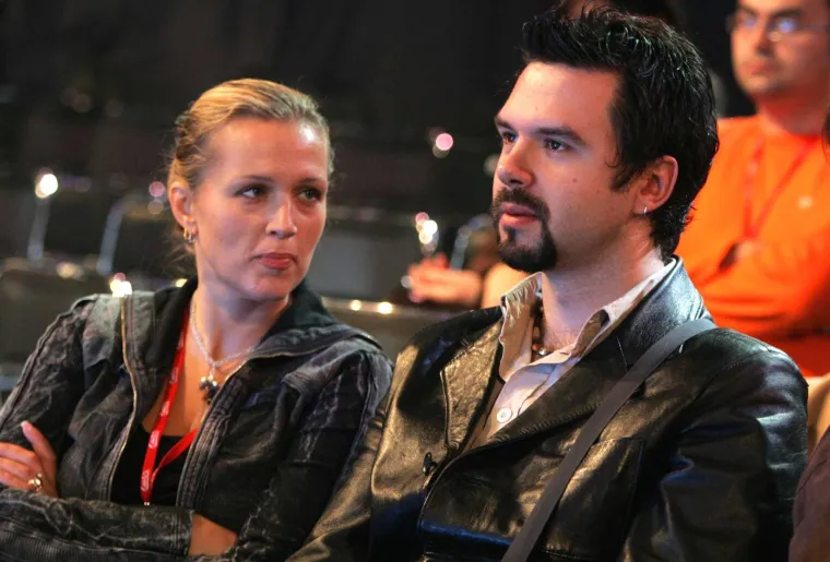 2005. - Grašo se te davne 2005. pojavio i na dodjeli Porina u Osijeku, a društvo mu je pravila kolegica Ivana Vrdoljak Vanna. Te je godine objavljen njegov album &quot;Best of Petar Grašo Uvertira 1995. – 2005.” na kojem se nalazilo sedamnaest njegovih najpopularnijih hitova.