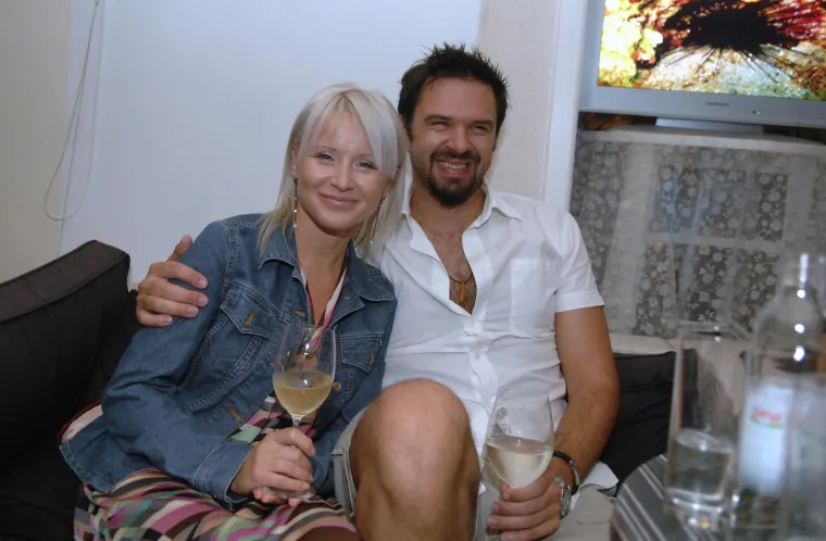 2009. - Gra&scaron;o i Danijela uživali su u vrhunskim vinima u Jacht baru na hvarskoj rivi. Podsjećamo, Gra&scaron;o je kao član žirija u RTL-ovu showu &ldquo;Zvijezde &ndash; ljetni hit&rdquo; otkrio kako je upoznao Danijelu: "Ispričat ću vam jednu kratku priču. Ja sam 1995. na Dori bio autor pjesme &lsquo;Boginja&rsquo; koju je otpjevao Oliver Dragojević. Mi smo bili drugi jer, naravno, na svakom festivalu za koji Tonči Huljić pi&scaron;e pjesmu, on bude prvi. I tada je on bio prvi s Danijelom. Ja sam gledao taj njihov stol, nisam ih tada poznavao&hellip; Za stolom smo sjedili Zdenko Runjić, Oliver i ja, a ja sam gledao susjedni stol i mislio si: &lsquo;Sad su ti neki Huljići pobijedili. Vidi ovu malu plavu koja pjeva &lsquo;kiki-riki-miki-moj&rsquo;. Meni tu ni&scaron;ta nije bilo jasno", priznao je Petar kroz smijeh.