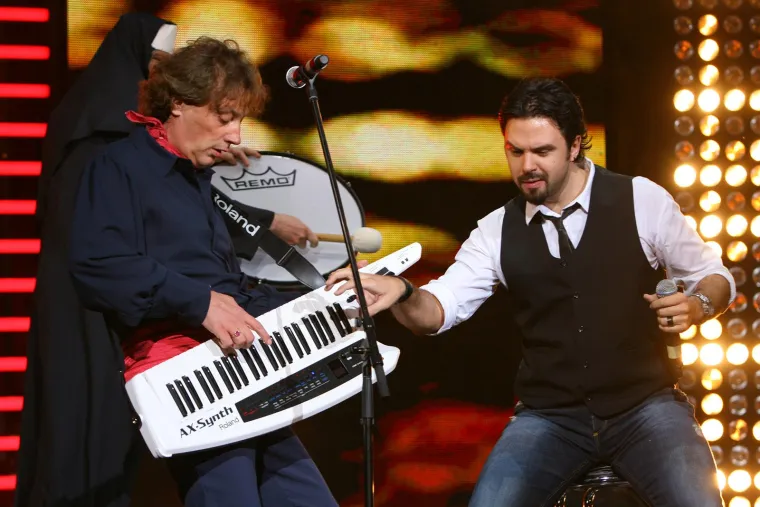 2011. godine gostuje kao pjevač na albumu "Ka hashish" benda Madre Badessa. Tonči Huljić&amp;Madre Badessa bend zapravo je naziv world music projekta na kojem je sudjelovao uz producenta Gorana Bregovića i kompozitora Tončija Huljića. Jo&scaron; su tada dugogodi&scaron;nji suradnici tvrdili kako su postali i obitelj. Osim toga, rado smo slu&scaron;ali njihova &scaron;aljiva vrijeđanja koja su im jednostavno postala sastavni dio komunikacije: "Objektivno ja i on nemamo vi&scaron;e o čemu normalnom pričati. Osim da se međusobno vrijeđamo na simpatičan način. Mi stvarno vi&scaron;e nemamo &scaron;ta normalno kazati jedan drugome. Normalni smo jedino u studiju i tu odma dođemo na prag, nekakve konstruktivne svađe", na&scaron;alio se tada Tonči, a Gra&scaron;o je dodao: "Nema&scaron; puno prijatelja s kojima može&scaron; 7 dana biti, &scaron;to bi rekao i Tonči u pjesmi - "i bit i pit" haha ma i &scaron;utit, smijat se, pričat, da zna&scaron; da je tu samo dobrota u pitanju".