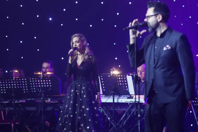 2019. Nakon &scaron;to je 2016. godine nastala njihova zajednička pjesma, "Srce za vodiča", gotovo da nije postojao koncert na kojem se Gra&scaron;o i Hana nisu pojavili zajedno. Humanitarno-donatorska večer zaklade Vatreno srce bila je samo jedna od takvih prilika.