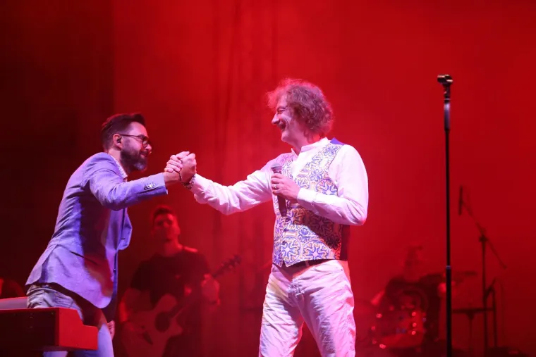 2021. - Huljić se kao gost pojavio i na Gra&scaron;inom koncertu na Ljetnoj pozornici u Opatiji. Vi&scaron;e je puta istaknuo kako je za njih Petar već odavno član obitelji, a nedavno je Haninu trudnoću komentirao riječima: "'Cijeli život sam kukumavčio: 'Djeco, kad ćete vi napraviti svoju djecu? Nemojte da ja idem opet raditi djecu' i tako dalje. Onda kada se suoči&scaron; s tom činjenicom, osim Hane, svi smo bili 'Čekaj, sad se to de&scaron;ava? Sad je to stvarno?' i trebalo je neko vrijeme da se adaptiramo. Stalno smo zazivali i sad 'Evo ti ga' i onda ti odjedanput treba neko vrijeme da se malo adaptira&scaron; na to. Kad uzmemo to malo stvorenje u ruke, onda ćemo vidjeti. Mislim da će imati dobre gene. Kakvi ćemo biti, vidjet ćemo kad se to sve skupa desi. I jedno i drugo dijete su mi se rodili, a ja sam bio na bini. Imam neki blagi osjećaj da bi se to moglo i ovaj put desiti". 