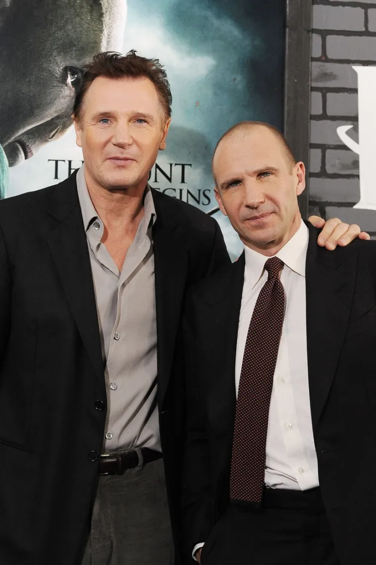 Liam Neeson i Ralph Fiennes
Ovi glumački dvojnici nekoliko su puta i dijelili filmski set, jedina razlika je ta da Neeson uglavnom glumi pozitivca, a Fiennes negativca.