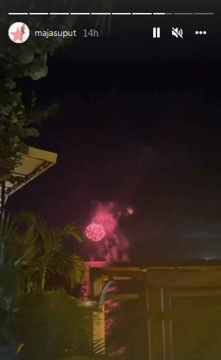 Veliki vatromet pjevačica je snimala s terase restorana, a sve je objavila na svom Instagramu.