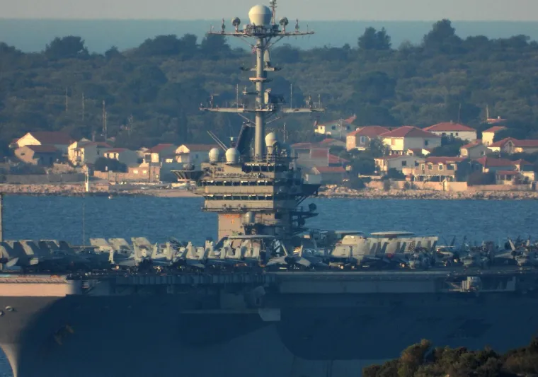 Kakva grdosija! Americki nosač aviona USS Harry S. Truman uplovio u hrvatske vode