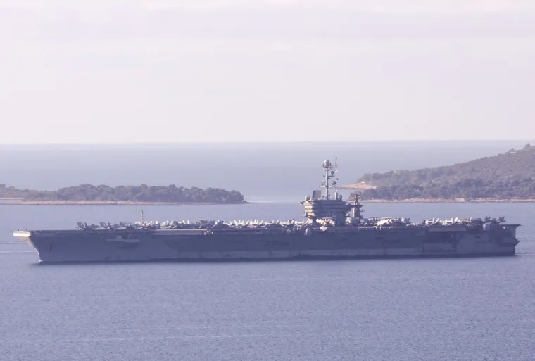 Kakva grdosija! Americki nosač aviona USS Harry S. Truman uplovio u hrvatske vode