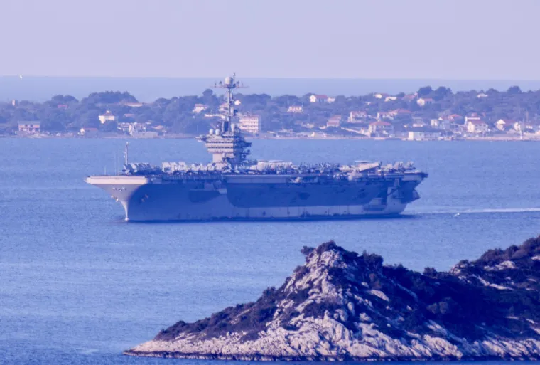 Kakva grdosija! Americki nosač aviona USS Harry S. Truman uplovio u hrvatske vode