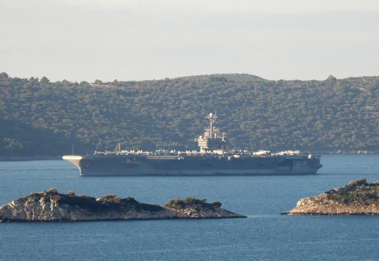 Kakva grdosija! Americki nosač aviona USS Harry S. Truman uplovio u hrvatske vode