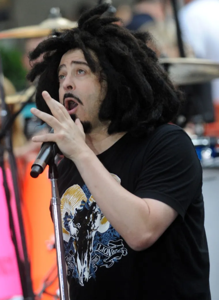 Prvo su je davne 1995. godine povezivali s Adamom Duritzom, frontmenom grupe Counting Crows te ih se često moglo vidjeti u zajedničkim izlascima. Sve je pak demantirala, rekavši kako nikada nije bila u vezi s glazbenikom, koji je dvije godine izlazio s njezinom kolegicom Courtney Cox.