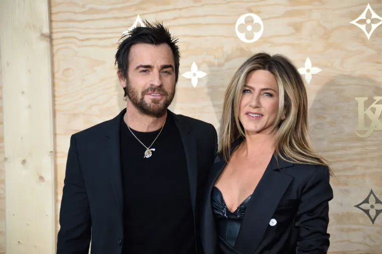 Ispočetka je ljubav cvala te ju je Justin odlučio zaprostiti na njezin rođendan, na romantičnom putovanju u Rim 2012. godine. Nakon intimnog vjenčanja, stvari su krenule nizbrdo. Zbog konstantne razdvojenosti, par je jednostavno odlučio okončati svoj brak: "Kako bismo spriječili daljnja nagađanja, odlučili smo istupiti zajedničkom izjavom i izreći da smo se rastali. Ova odluka donesena je zajednički potkraj pro&scaron;le godine. Dvoje smo najboljih prijatelja koji su se odlučili razići kao par", stajalo je u izjavi Justina Therouxa i Jennifer Aniston.