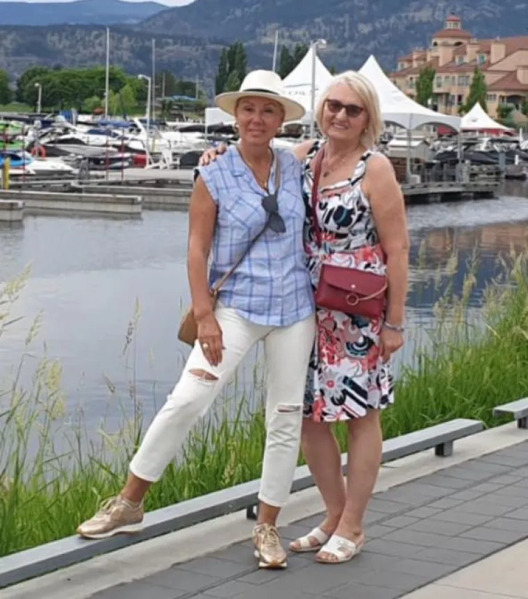 "Brena i njezina sestra su pravi tim. Njih dvije se odlično slažu, a Faketa je pjevačici velika podr&scaron;ka. Sada su dogovorile da naprave zajedničku suradnju na obostrano zadovoljstvo. Brena ima namjeru uložiti veliku svotu novca, milijuni su u pitanju, a kako ne bi pogrije&scaron;ile, angažirale su stručnjaka da im pomogne u odluci. Kanada je zemlja u kojoj se može odlično zaraditi, a s obzirom na to da Faketa s obitelji posljednja dva desetljeća živi tamo i ima papire, bit će lak&scaron;e realizirati njihov poslovni plan", izjavio je njima blizak izvor za Kurir.