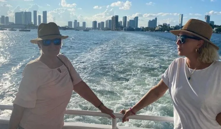 "Bila sam hiperaktivno dijete, pa su me roditelji isto kao i brata i sestru usmjeravali na sportske aktivnosti, a mi smo ustvari najvi&scaron;e uživale pjevajući u zboru"; ispričala je pjevačica jednom. 