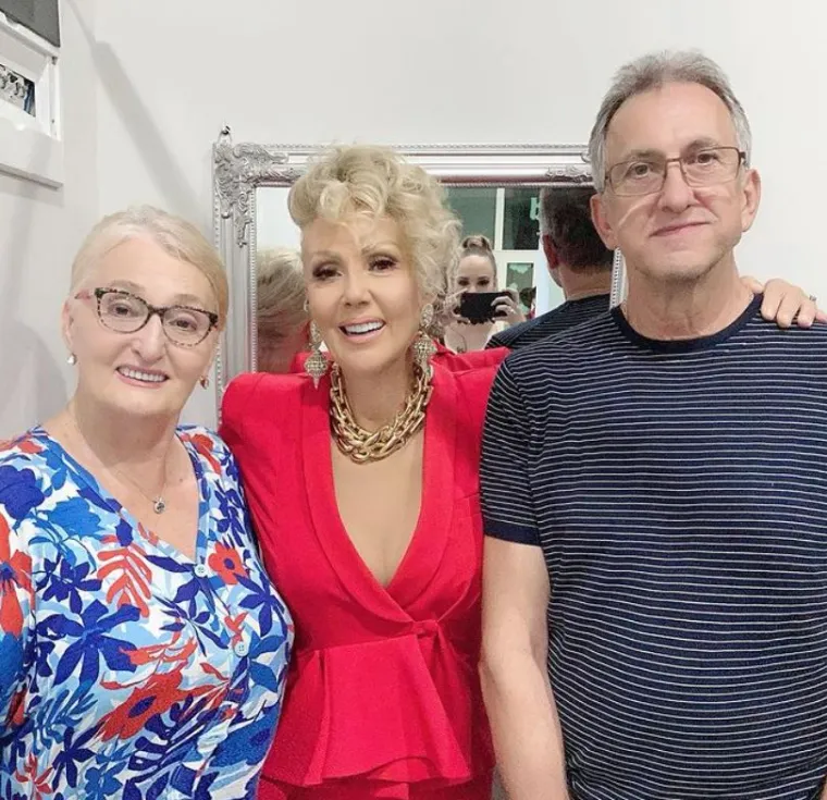 Brena je rođena kao Fahreta Jahić, ona je treće i najmlađe dijete, a ima brata Faruka i sestru Faketu.