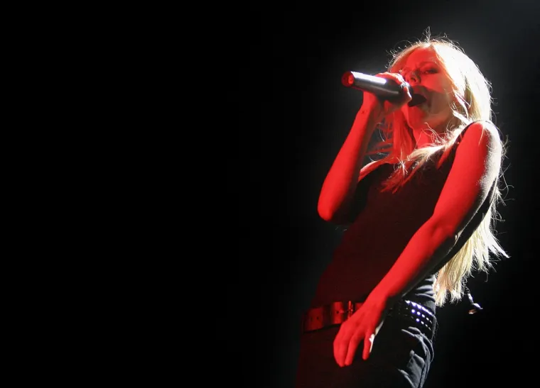 Sve su cure htjele biti kao ona: I dalje izgleda kao cura, a preživjela je tešku bolest i 2 životna kraha. Evo kako se mijenjala