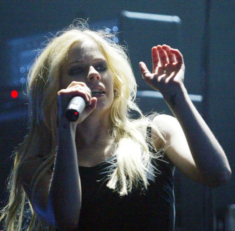 Sve su cure htjele biti kao ona: I dalje izgleda kao cura, a preživjela je te&scaron;ku bolest i 2 životna kraha. Evo kako se mijenjala