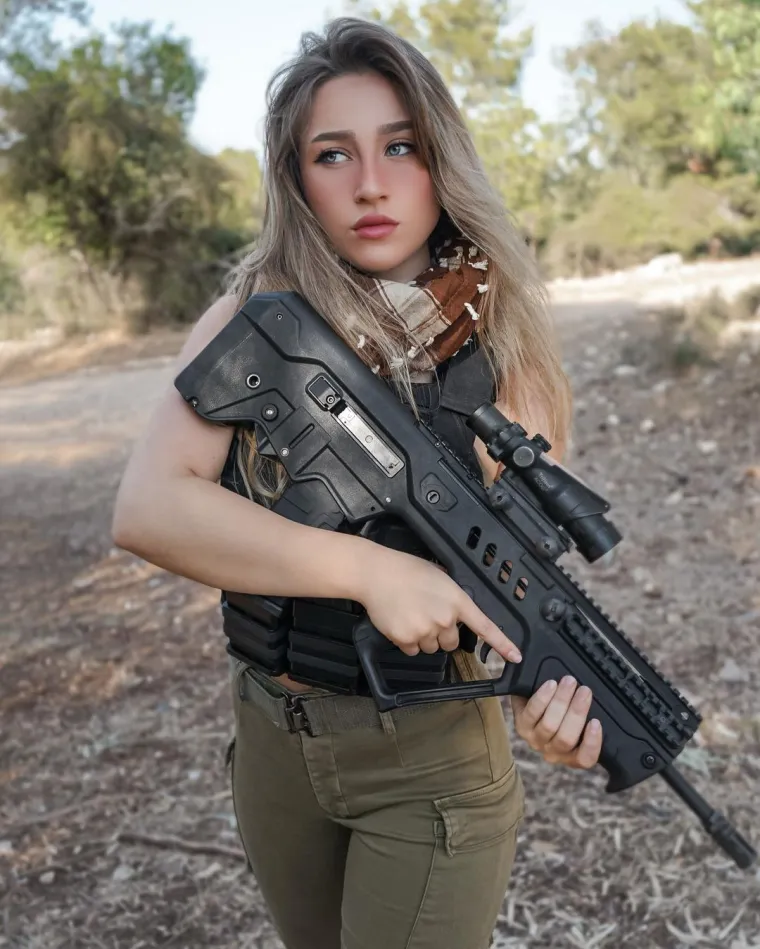 Lako za to oružje &scaron;to drži u rukama, ljepota je to čime 'ubija': Dnevno je i po nekoliko mu&scaron;karaca preklinje da se uda za njih