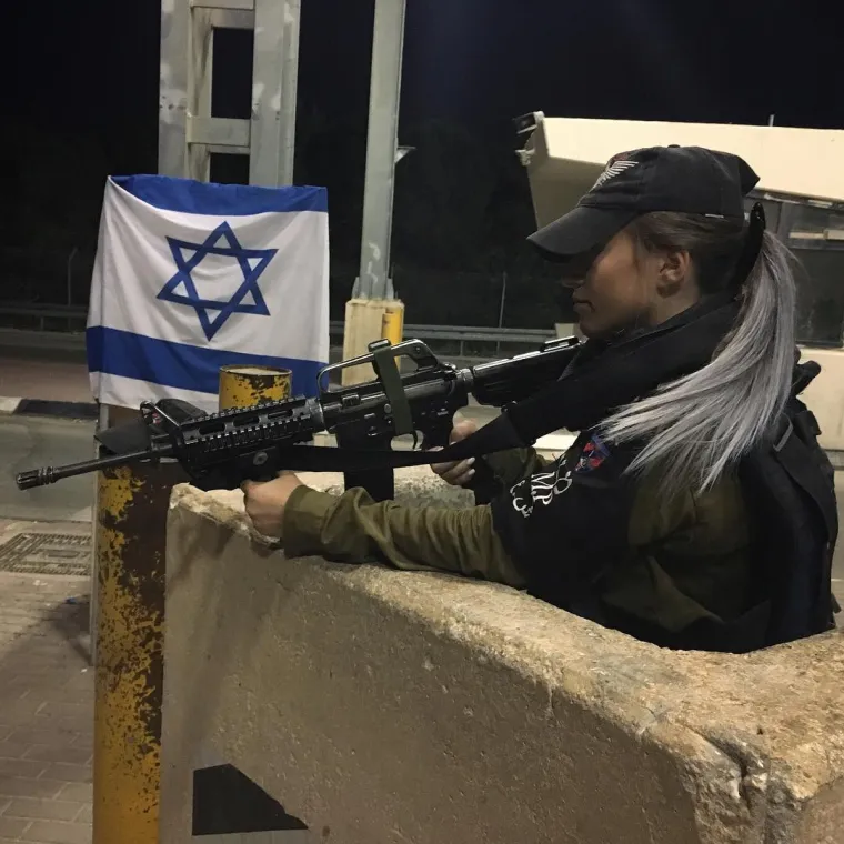 Lako za to oružje &scaron;to drži u rukama, ljepota je to čime 'ubija': Dnevno je i po nekoliko mu&scaron;karaca preklinje da se uda za njih