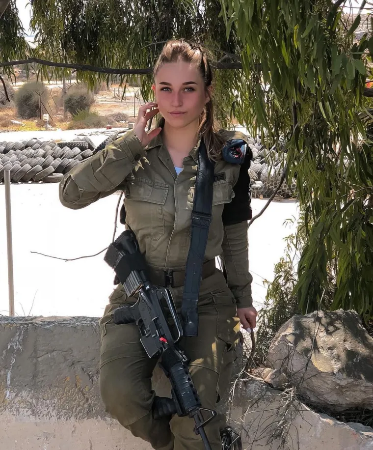 Lako za to oružje &scaron;to drži u rukama, ljepota je to čime 'ubija': Dnevno je i po nekoliko mu&scaron;karaca preklinje da se uda za njih