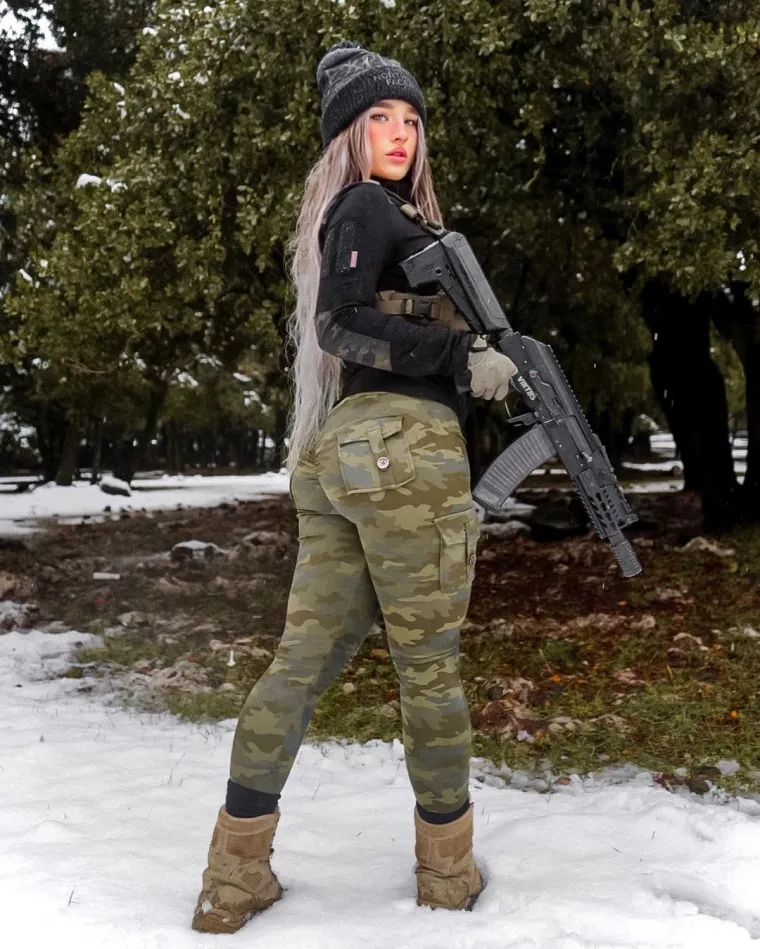 Lako za to oružje &scaron;to drži u rukama, ljepota je to čime 'ubija': Dnevno je i po nekoliko mu&scaron;karaca preklinje da se uda za njih