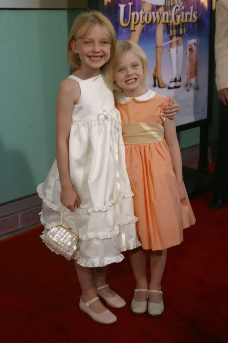 Dobna razlika između sestara Elle i Dakote Fanning je četiri godine, a Dakota je starija. Godine 2001. Dakota je dobila glavnu ulogu u filmu &quot;Ja sam Sam&quot;, a Elle je dobila ulogu u scenama u kojima je Dakotin lik imao 2 godine.