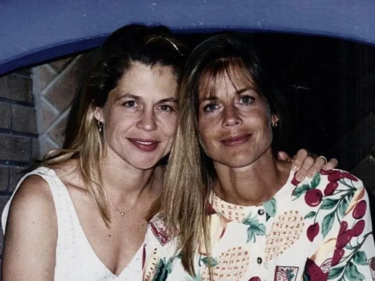 U &quot;Terminatoru 2: Sudnji dan&quot;, u jednoj sceni, vidimo dvije Sarah Connors jer se glavni antagonist prerušava u jednu od njih. Ali nije Linda Hamilton igrala obje uloge - ulogu lažne Sare igrala je njezina sestra blizanka Leslie.
