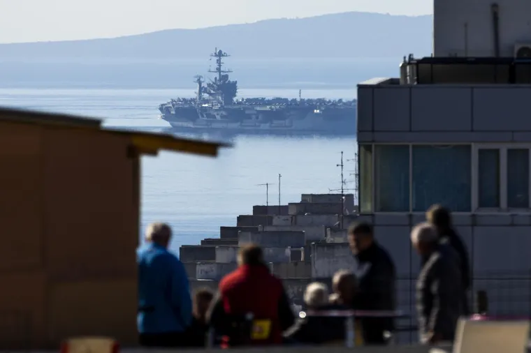Ponos američke mornarice usidrio se u Splitu: Dugačak je više od 300 metara, a pogone ga dva nuklearna reaktora