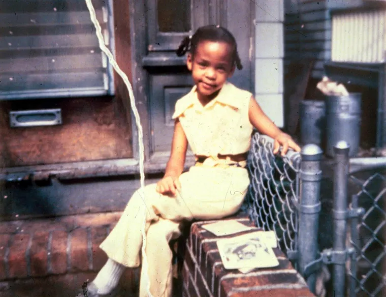 Rođena 9. kolovoza 1963. u Newarku, New Jersey, u obitelji Johna i Cissy Houston, Whitney Elizabeth Houston bila je predodređena za karijeru pjevačice. Njezina je majka bila je prateći vokal Elvisa Presleya, a Whitneyjina sestrična bila je superzvijezda Dionne Warwick, dok joj je kuma bila legendarna Aretha Franklin. Nije iznenađujuće da je mlada Whitney također pokazala svoj vokalni dar, izvodeći svoj prvi solo s 11 godina u Baptističkoj crkvi New Hope.