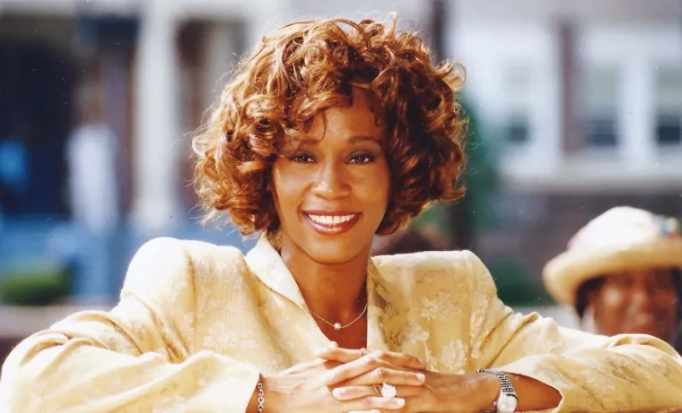 Whitney Houston umrla je 11. veljače 2012. Pjevačica je pronađena mrtva u sobi hotela na Beverly Hillsu, preminula je od posljedica davljenja, a smrti je pridonio i kokain. Konzumacija kokaina, kao i srčani problemi pridonijeli su smrti tada 48-godišnje Whitney Houston. U službenom priopćenju izvora iz Los Angelesa stajalo je da su u krvi dive, osim kokaina i marihuane, pronađeni i tragovi drugih lijekova, poput Xanaxa. 

Iza sebe pjevačica je ostavila kćerku, tada devetnaestogodišnju, Bobbi Kristinu koja se nije mogla pomiriti sa smrti majke: &quot;U kući se neobjašnjivo pale i gase svjetla, a ja se pitam što to mama radi? Još uvijek se smijemo zajedno i razgovaramo. Čujem njezin glas koji mi govori da nastavim sa životom i da je uz mene&quot;, rekla je tada njezina kćerka Bobbi.