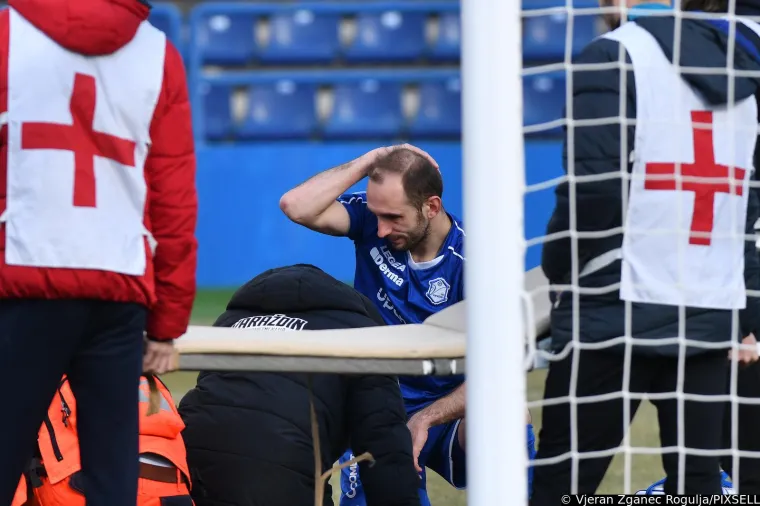 Užasavajući prizori s HNL derbija. Nogometaš Varaždina doživio strašnu ozljedu, šokirani igrači gledali kako ga Hitna odvozi