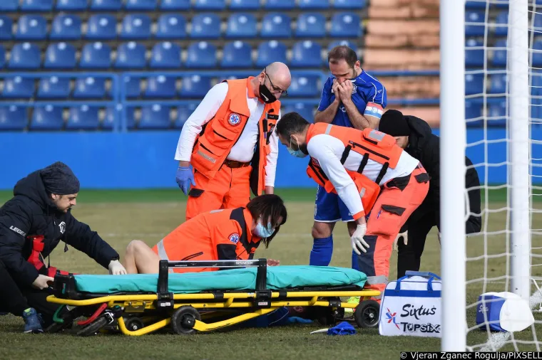 Užasavajući prizori s HNL derbija. Nogometaš Varaždina doživio strašnu ozljedu, šokirani igrači gledali kako ga Hitna odvozi