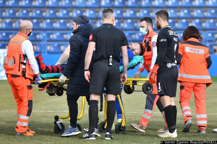Užasavajući prizori s HNL derbija. Nogometaš Varaždina doživio strašnu ozljedu, šokirani igrači gledali kako ga Hitna odvozi