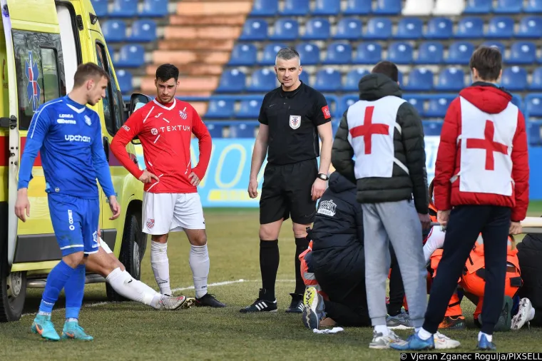 Užasavajući prizori s HNL derbija. Nogometaš Varaždina doživio strašnu ozljedu, šokirani igrači gledali kako ga Hitna odvozi