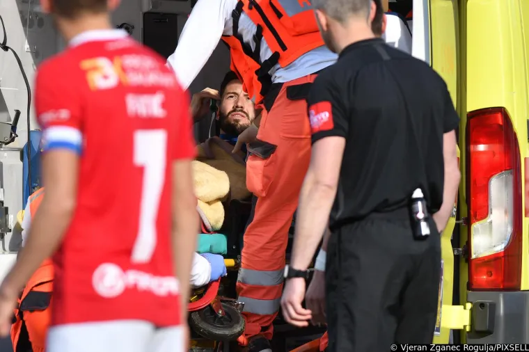 Užasavajući prizori s HNL derbija. Nogometaš Varaždina doživio strašnu ozljedu, šokirani igrači gledali kako ga Hitna odvozi