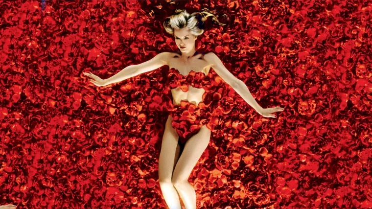 U filmu American Beauty iz 1999. Mena se skinula za potrebe snimanja, a vruća scena u kojoj leži potpuno gola, dok joj strateške dijelove prekrivaju tek crvene latice, mnogima se urezala u pamćenje.