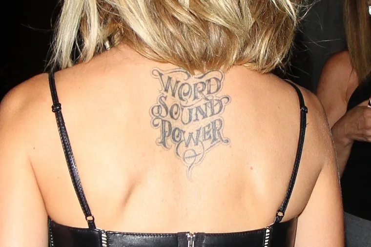 Tijelo Mene Suvari krase tri velike tetovaže. Na zatiljku ima oslikanog divljeg i neustra&scaron;ivog lava, koji simbolizira herojstvo, moć, ponos i nadmoć. Jo&scaron; jedna tetovaža koju glumica nosi na zatiljku je fraza "Riječ, snaga zvuka&ldquo;. To nam jasno govori da njezina umjetnost ima za cilj osnaživanje. Na dekolteu ima iscrtano ne&scaron;to &scaron;to izgleda kao broj 13, za "sretnih 13" vjerojatno. Kažu da je broj 13 nesretan, lo&scaron; znak! Ali, može imati različit značaj za različite osobe.