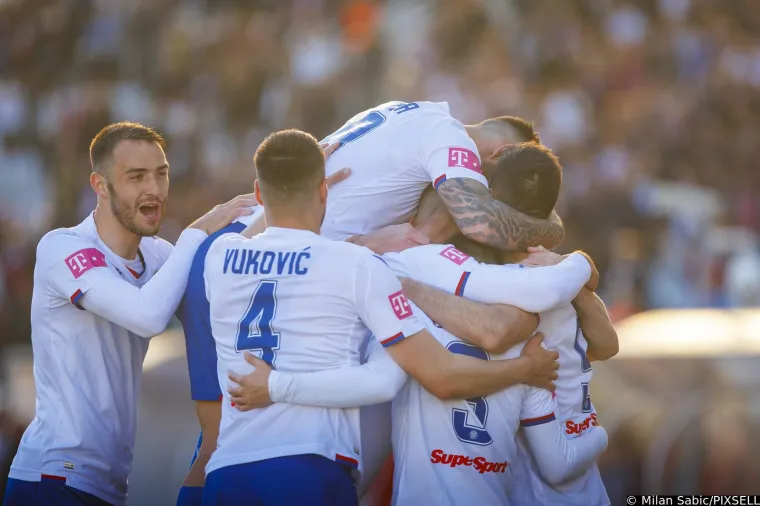 Torcida spremila pravi spektakl za rođendan Hajduka. Poljud ispunili gustim dimom i izvjesili golemi transparent