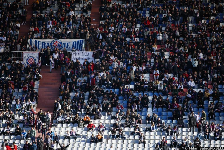 Torcida spremila pravi spektakl za rođendan Hajduka. Poljud ispunili gustim dimom i izvjesili golemi transparent