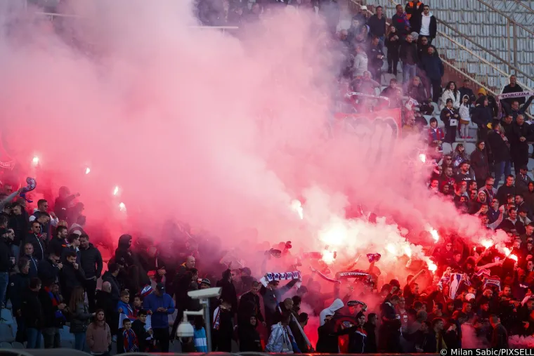 Torcida spremila pravi spektakl za rođendan Hajduka. Poljud ispunili gustim dimom i izvjesili golemi transparent
