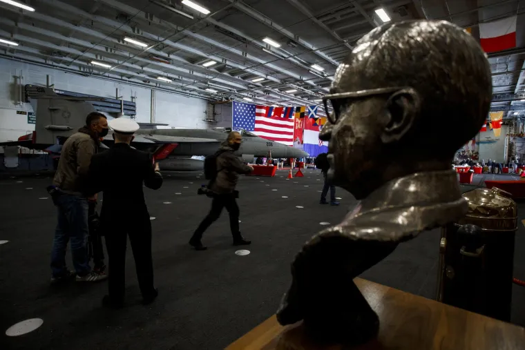 Ovo je pogled iznutra na H.S.Trumana: Dug je 333 metra, a visok poput zgrade od 24 kata. Na njemu je vi&scaron;e od 6000 vojnika