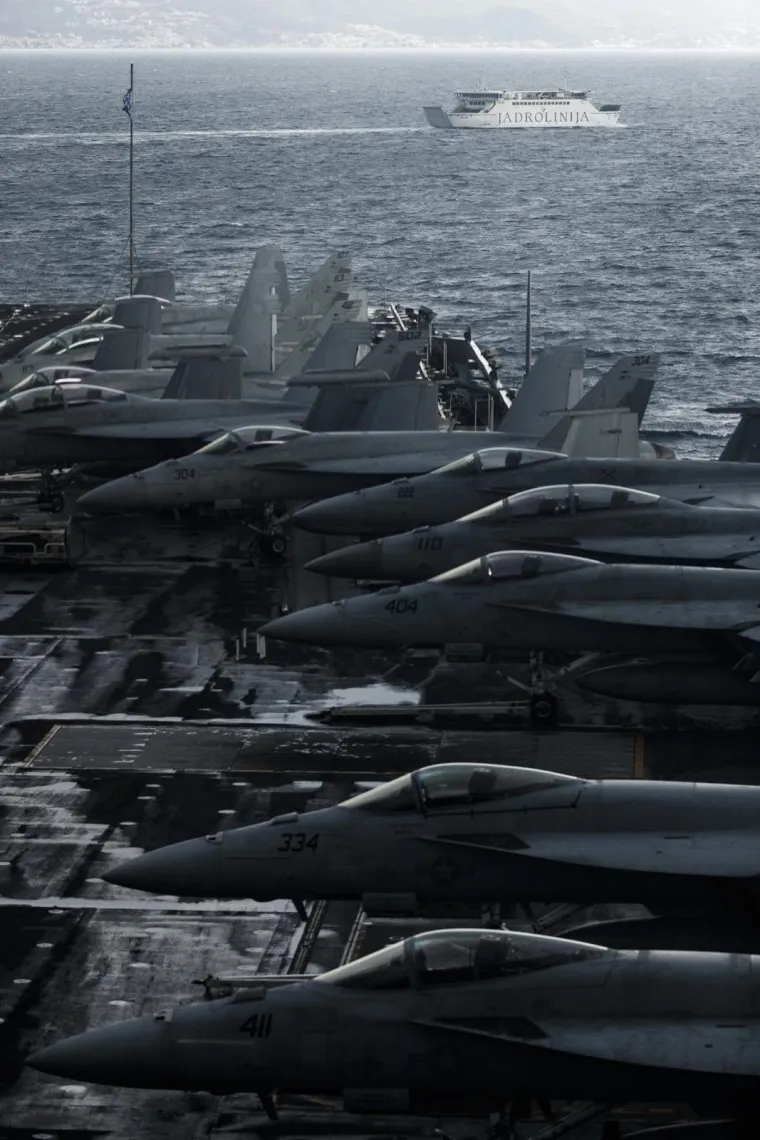 Ovo je pogled iznutra na H.S.Trumana: Dug je 333 metra, a visok poput zgrade od 24 kata. Na njemu je vi&scaron;e od 6000 vojnika