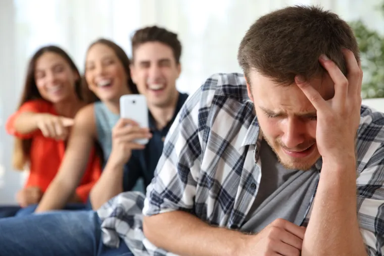 6.	Pokušavaju zastrašiti svoj plijen: Osim kritike, energetski vampiri bi vas mogli pokušati zastrašiti, pogotovo ako žele pokrenuti neku emocionalnu dramu. U ovom slučaju, strah savršeno funkcionira za njih, što znači da će prikupiti vašu energiju i povećati svoj ego kada postanete uznemireni ili uplašeni.
Što učiniti: Ponašajte se kao da vas nije briga. Ne dajte im odgovor bez obzira što se dogodi. Također, nemojte ih zabavljati. Uskoro će izgubiti interes za vas.