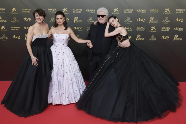 Aitana Sanchez Gijon, Penelope Cruz, Milena Smit i Pedro Almodovar 