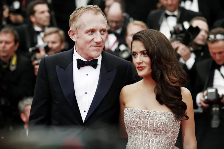 Salma Hayek i François-Henri Pinault
Glumica je 2009., na Valentinovo, uplovila u bračnu luku s biznismenom koji je otad prati u stopu na njezinim snimanjima. Mnogi su nakon tog vjenčanja počeli nagađati da se Hayek udala za Pinaulta zbog novca. &quot;Na slikama ne možete baš vidjeti tu njegovu magiju. No zbog njega sam postala mnogo bolja osoba i rastem na tako dobar, zdrav način&quot;, ispričala je Hayek u podcastu Daxa Sheparda te tako stala na kraj glasinama da se za sadašnjeg supruga udala zbog novca.