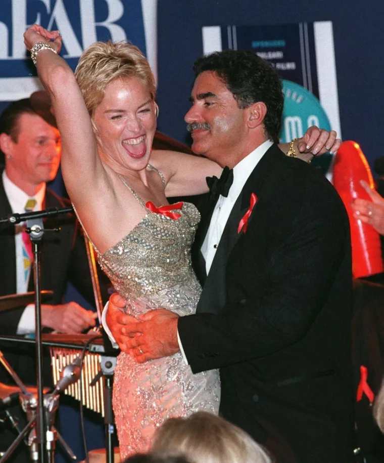 Phil Bronstein i Sharon Stone
Glumica i novinar vjenčali su se na Valentinovo 1998., ali njihova ljubavna idila nije predugo trajala. Par se razveo 2004. Glumica je silno željela obitelj s Philom, ali su imali problema sa začećem. Stone je doživjela tri spontana pobačaja prije nego što je par posvojio Roana 2000. Nakon moždanog udara koji je glumici promijenio život 2001. i kraja braka tri godine kasnije, par je ušao u ogorčenu bitku za skrbništvo, koju je Stone izgubila.