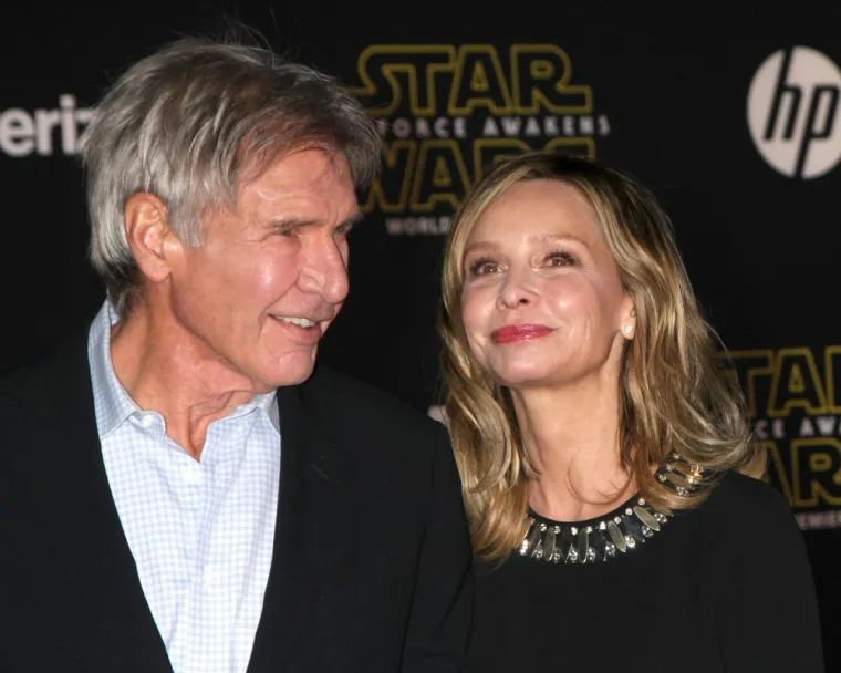 Harrison Ford i Calista Flockhart
Slavni glumac je na Valentinovo kleknuo i zaprosio 22 godine mlađu glumicu, par se godinu kasnije vjenčao i do današenjeg dana izgledaju zaljubljeno i sretno. &quot;Harrison i ja se puno smijemo, a humor mi je sve&quot;, otkrila je Calista, za Fox News 2017., otkrivši detalje zahvalujući kojima ona i  slavan suprug održavaju svoj brak.