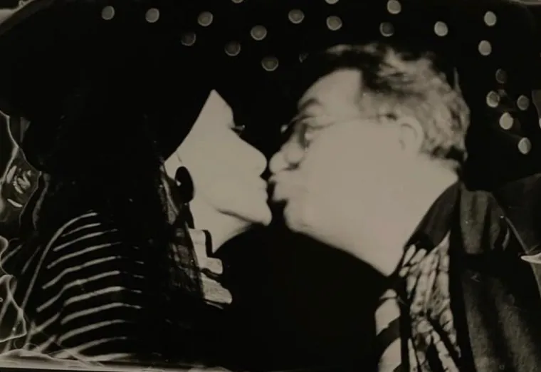 "Kad je moja prijateljica Beti Jurković, koja je jako voljela Karla, iduće jutro saznala da je Karlo umro, nazvala me i pitala: 'Čuj, zanima me samo jedno. Jel' ti misli&scaron; dalje živjeti ili ne?' Ja sam joj odgovorila: 'Ne brini se, ja ću živjeti'. Uz takvu ba&scaron;tinu kao &scaron;to je bila na&scaron;a ljubav, uz takav divan život koji mi je pružio Karlo, da sam bilo &scaron;to drugo odlučila osjećala bih se kao da sam izdala sve ono &scaron;to smo zajedno stvarali i imali", dirljivo je priznala.