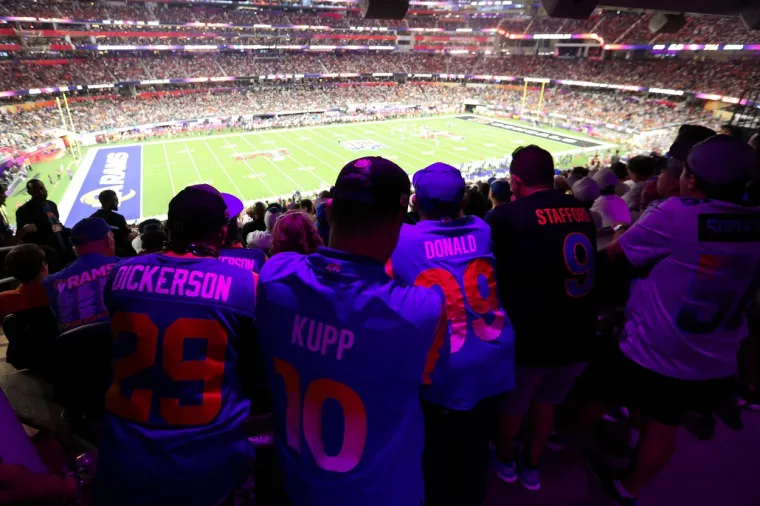 Rekordan 56. Super Bowl: Prokockano vi&scaron;e od 7,6 milijardi dolara, pojedeno vi&scaron;e od milijardu pilećih krilaca; Reklama od 30 sekundi ko&scaron;tala sedam milijuna dolara